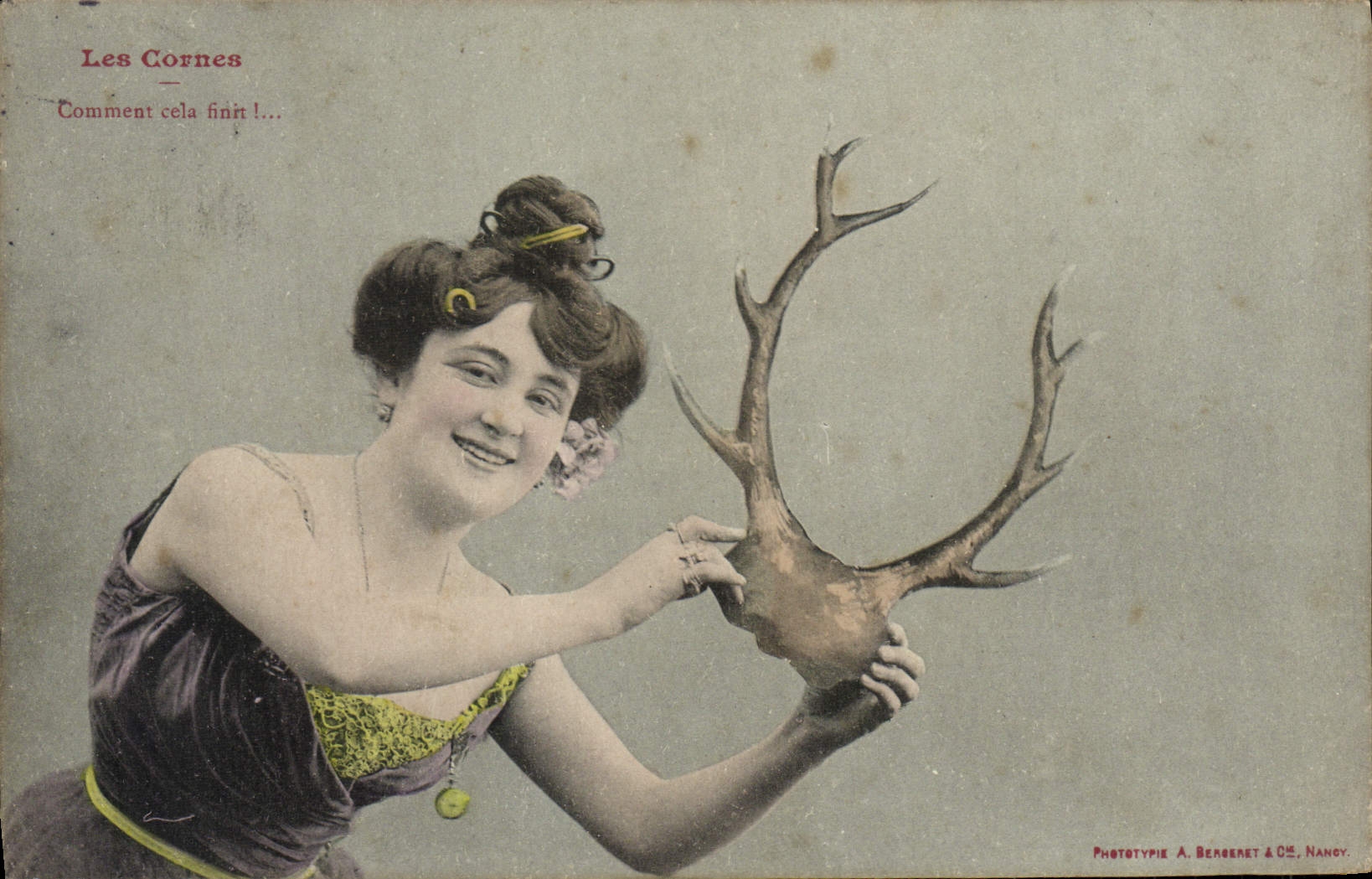 CPA Fantaisie Femme Les cornes 