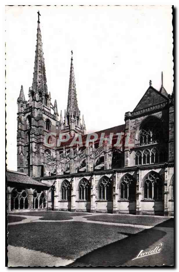 CPM Bayonne Interieur du Cloitre et la Cathedrale