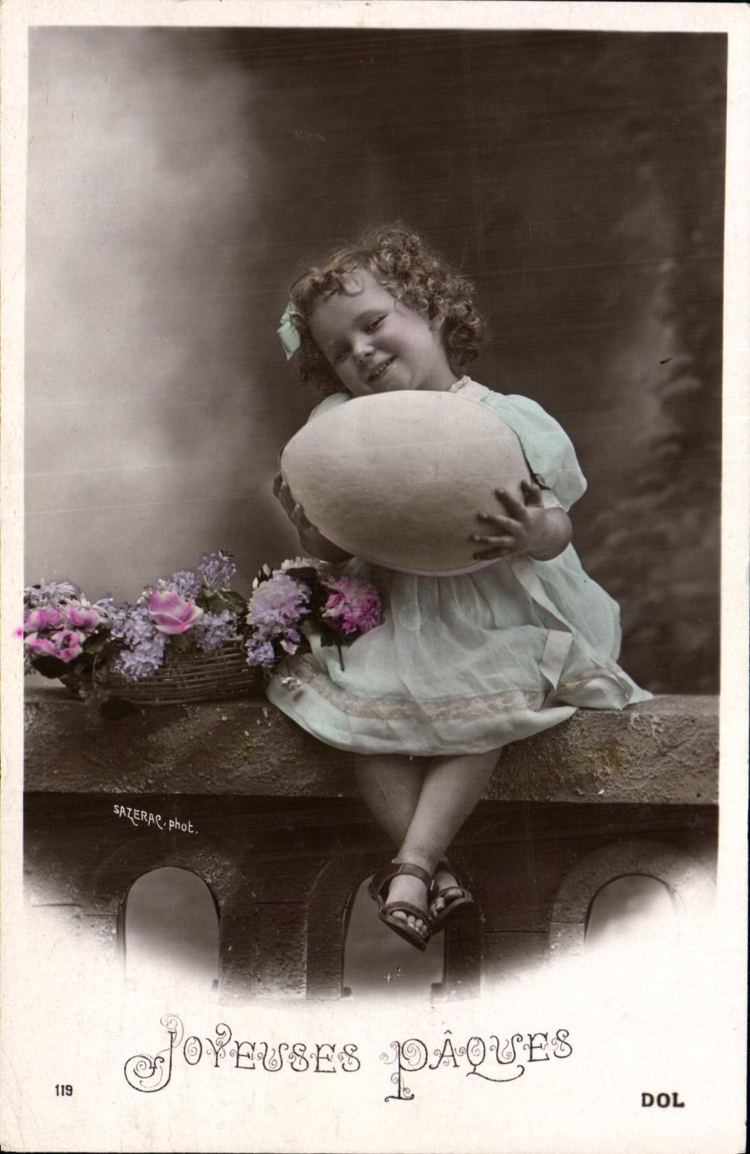CPA Joyeuses Paques Enfant Oeuf