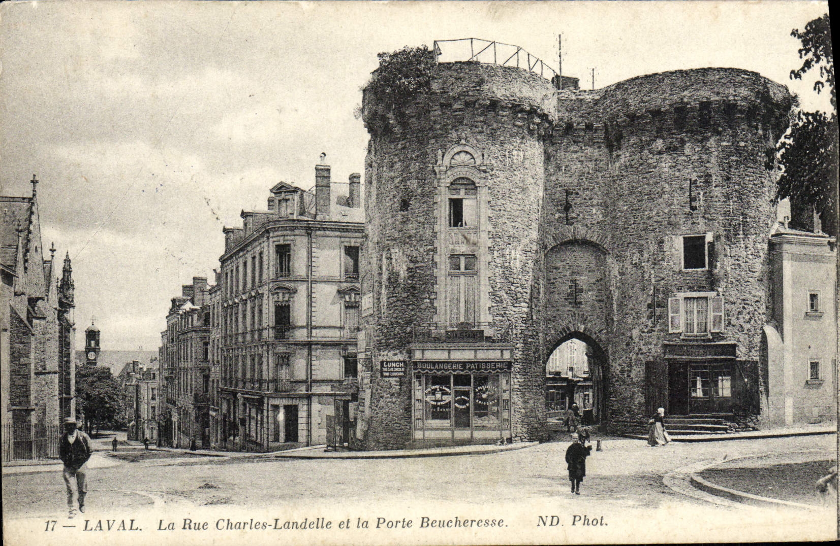 CPA Laval la Rue Charles Landelle et la Porte Beucheresse