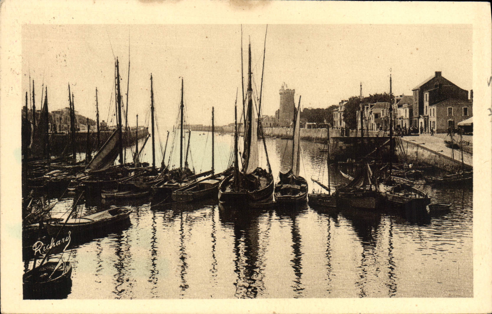 CPA Les Sables d'Olonnes Port Vue Sur La Chaussee Bateaux