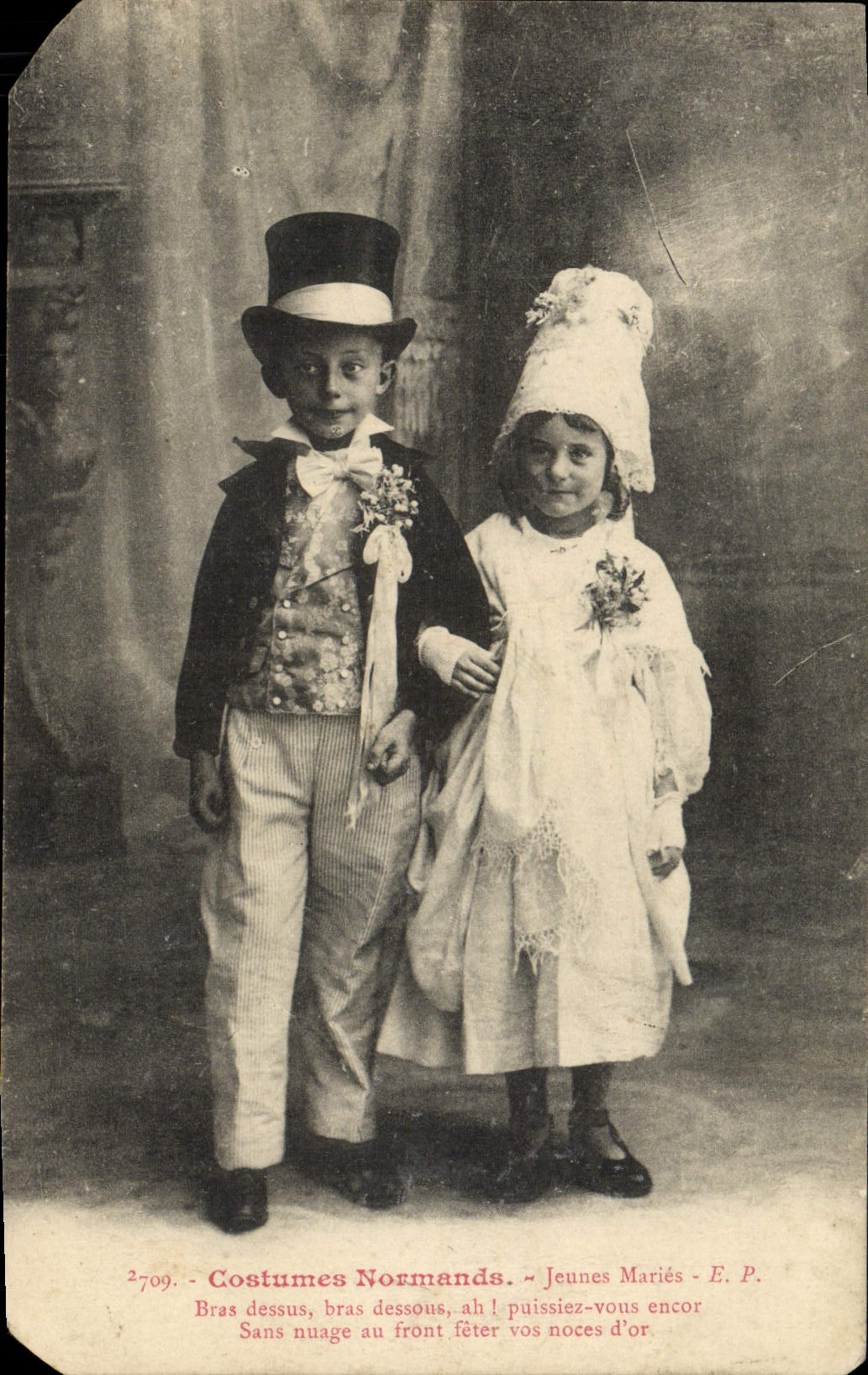 CPA Costumes Normands Jeunes Maries Enfants Folklore 