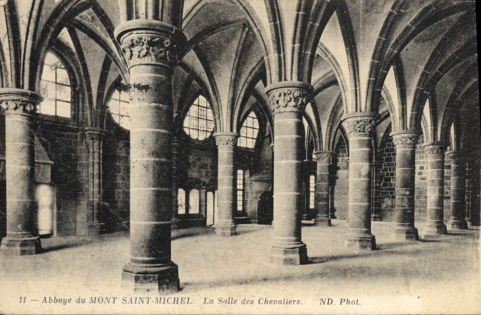 CPA Abbaye Du Mont Saint Michel La Salle Des Chevaliers