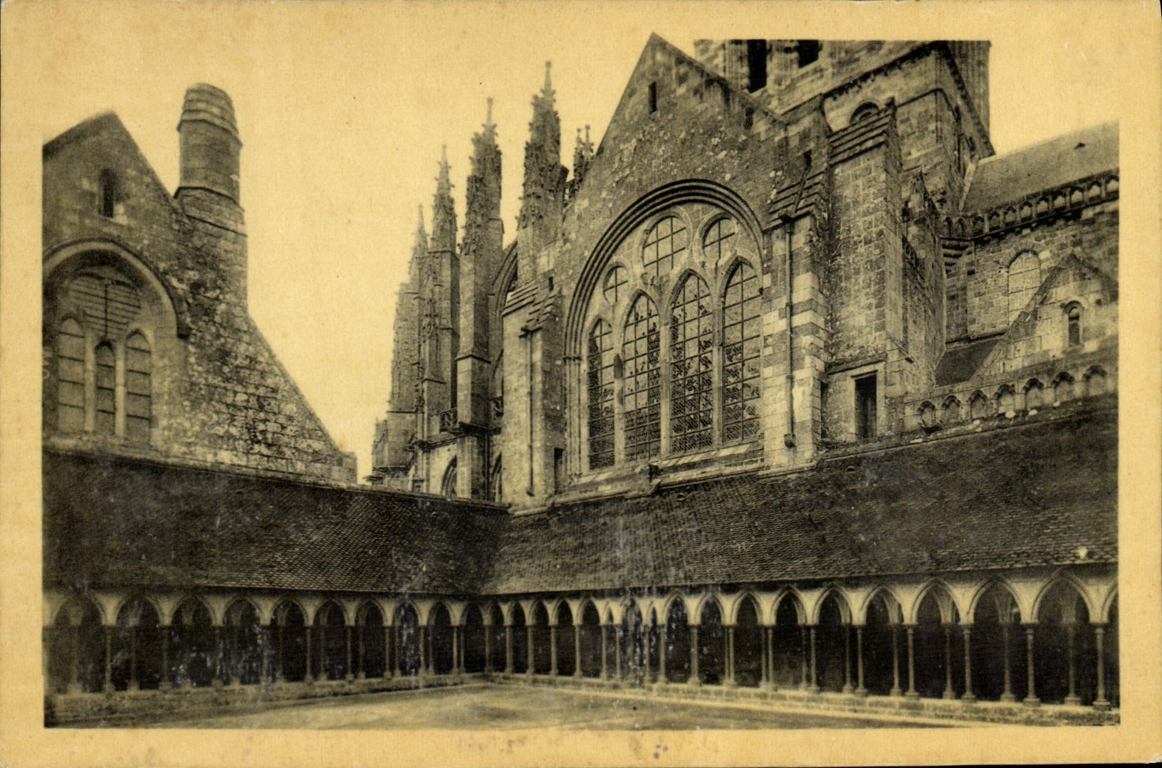 CPA Abbaye Du Mont Saint Michel Cloitre Et Eglise Abbatiale