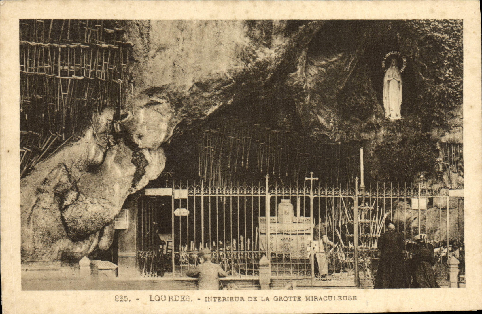 Lourdes - Intérieur de la Grotte Miraculeuse — Héloïse Labonche Frères, n° 825