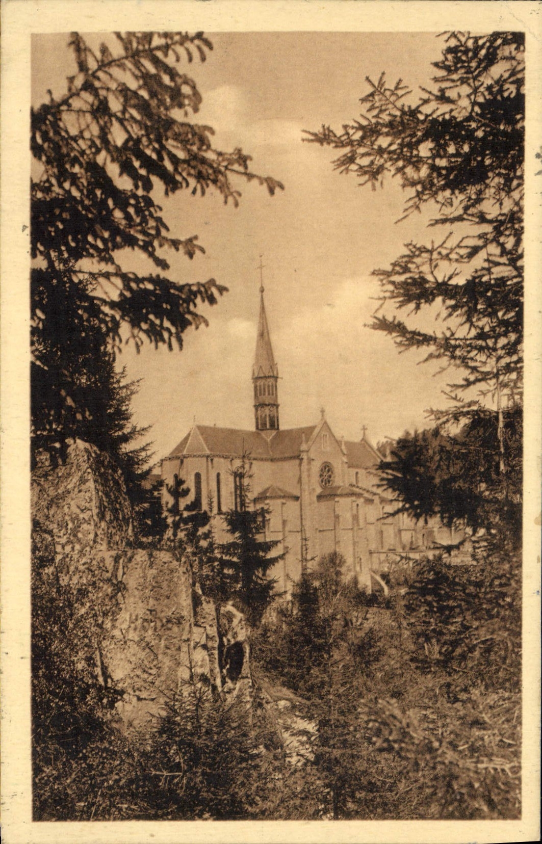Abbaye de la Pierre-qui-Vire — Vue Ouest — Éditeur non identifié
