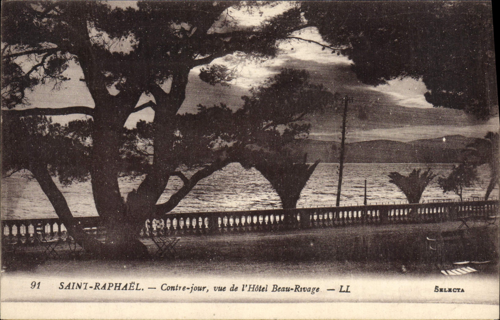 Saint-Raphaël — Contre-jour, vue de l'Hôtel Beau-Rivage — Selecta, n°91