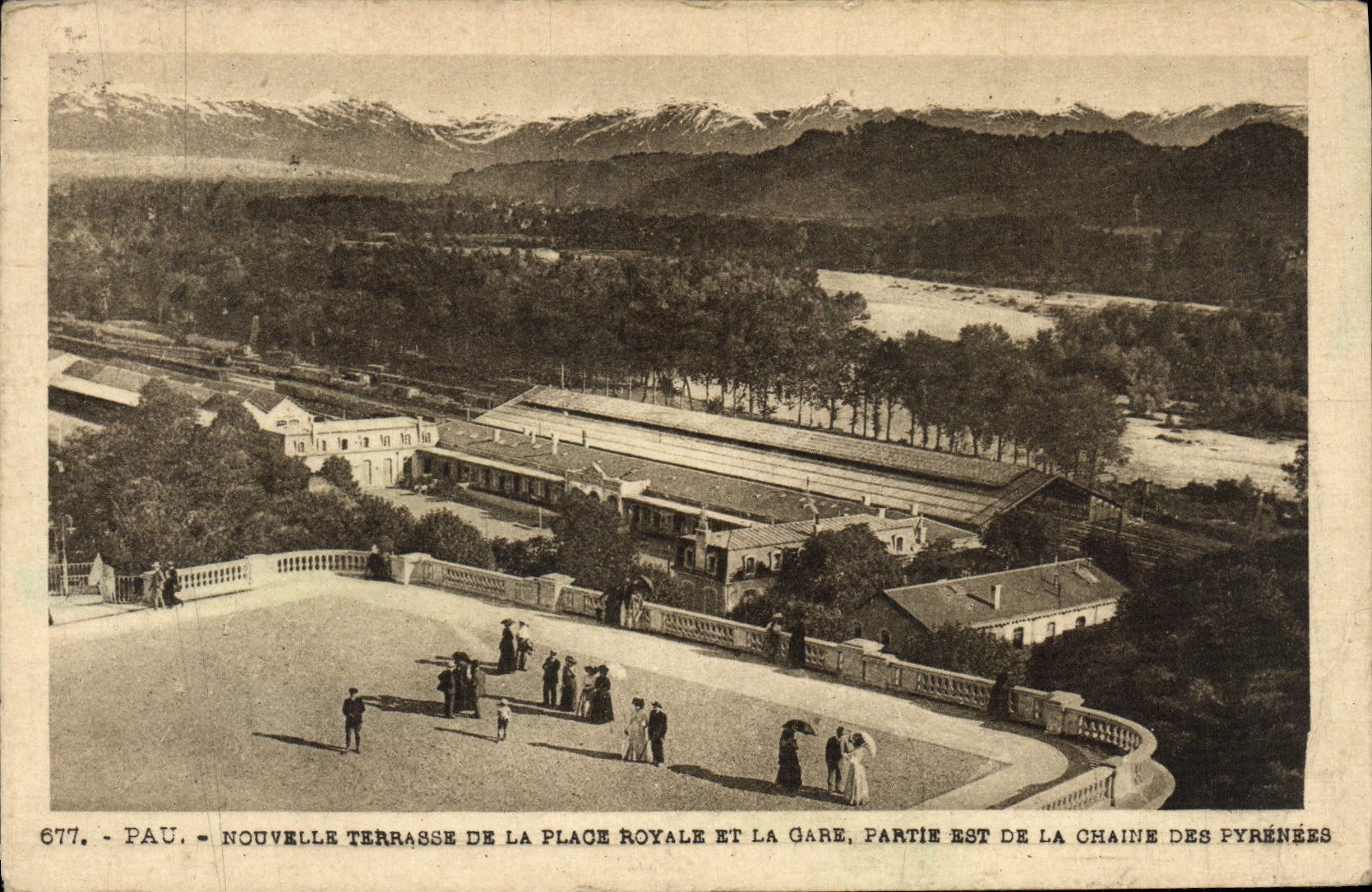 Pau - Nouvelle terrasse de la Place Royale et la gare, partie est de la chaîne des Pyrénées