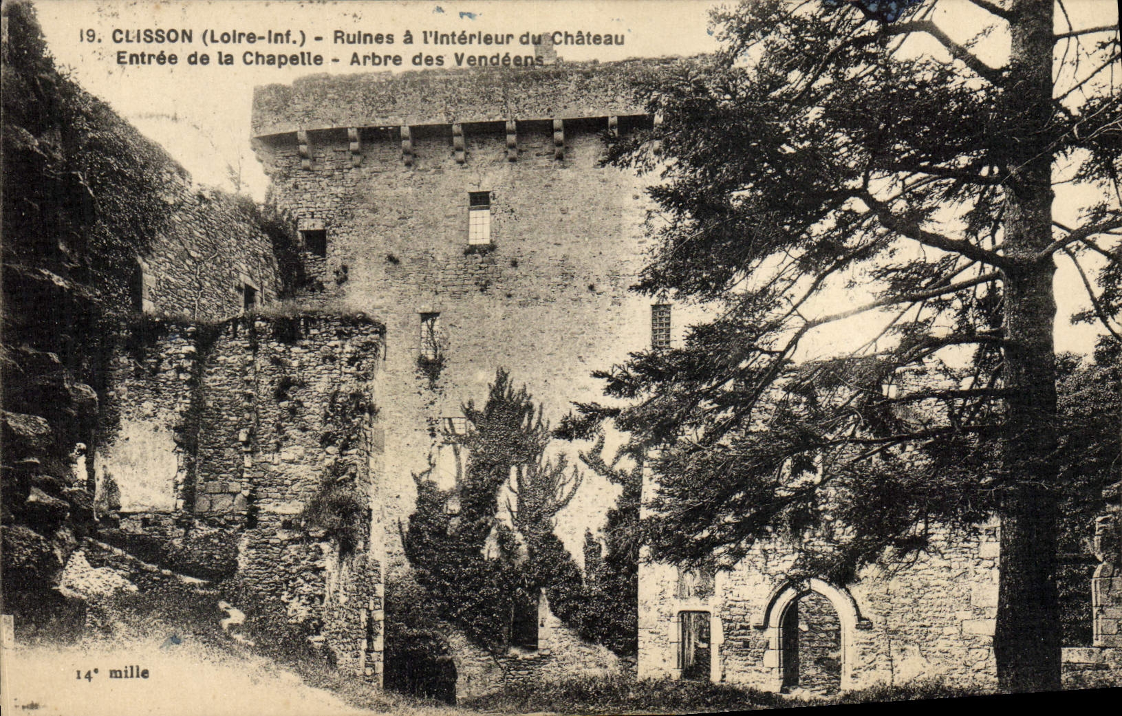 CPA Clisson Ruines A l'Interieur Du Chateau Entree De La Chapelle Arbre des Vendeens