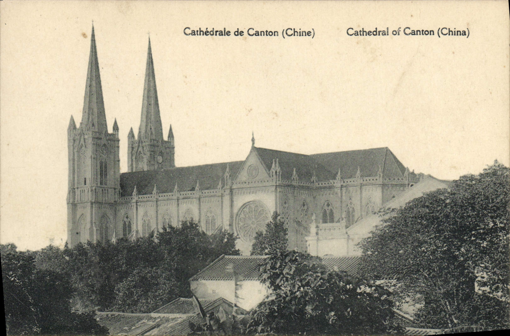 Cathédrale de Canton (Chine) — vue de l'édifice gothique avec deux tours — éditeur non visible