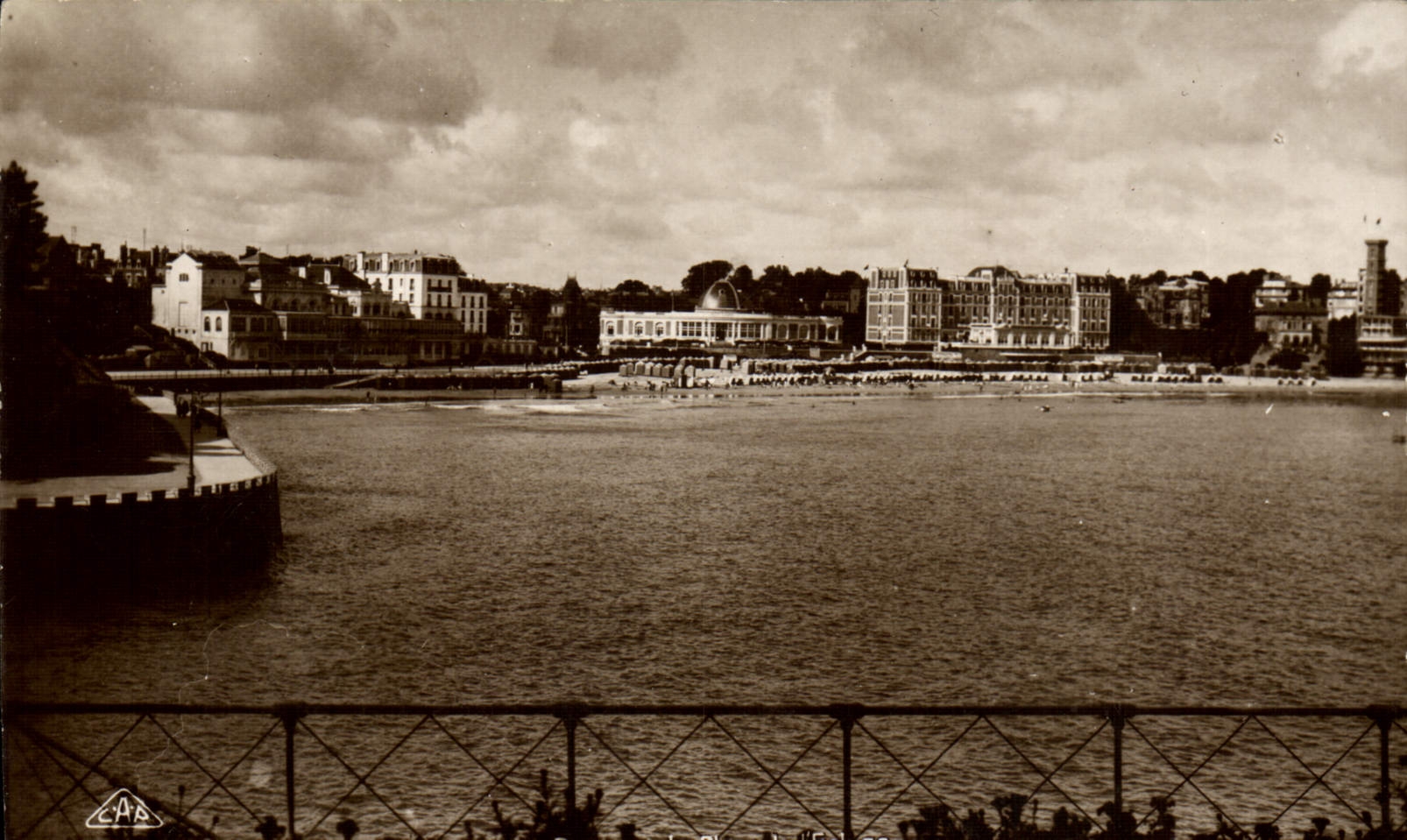 Vue de la plage et des bâtiments de Biarritz — éditeur C.A.P. Strasbourg - Anverso