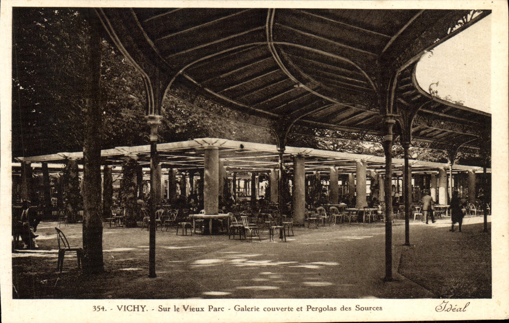 CPA Vichy Sur le Vieux Parc Galerie couverte et pergolas des sources
