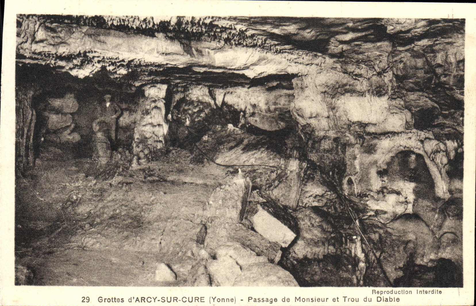 CPA Grottes d'Arcy Sur Cure Passage de Monsieur et Trou du Diable
