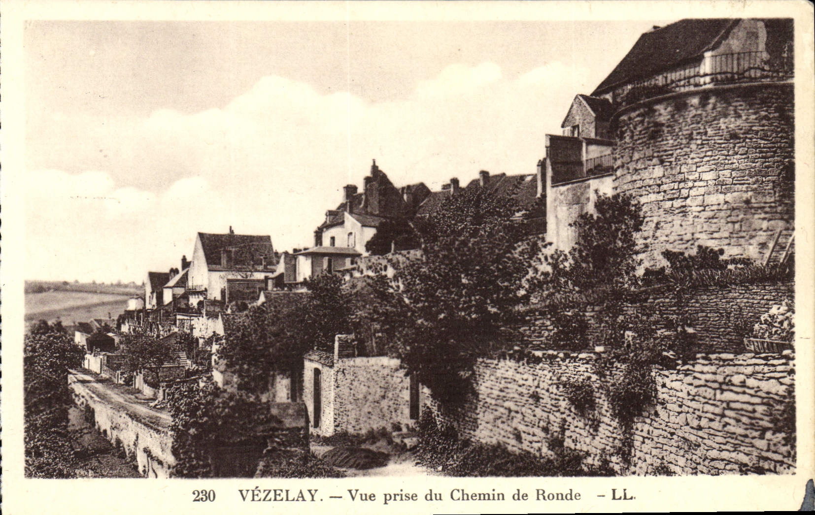 CPA Vezelay Vue prise du Chemin de Ronde
