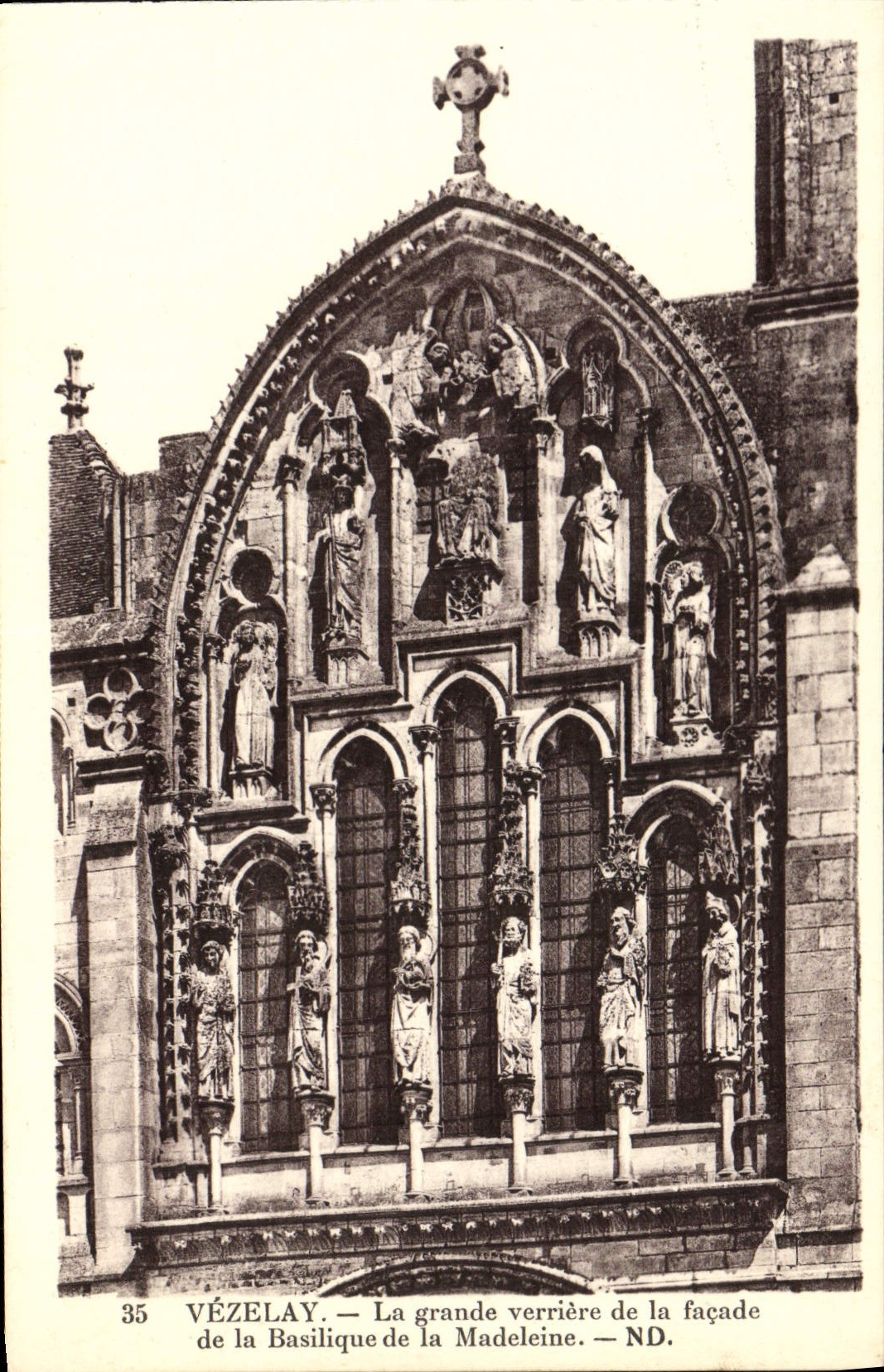Vézelay — La grande verrière de la façade de la Basilique de la Madeleine — ND.