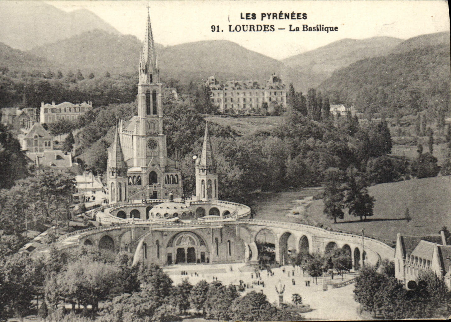 CPA Les Pyrenees Lourdes La Basilique