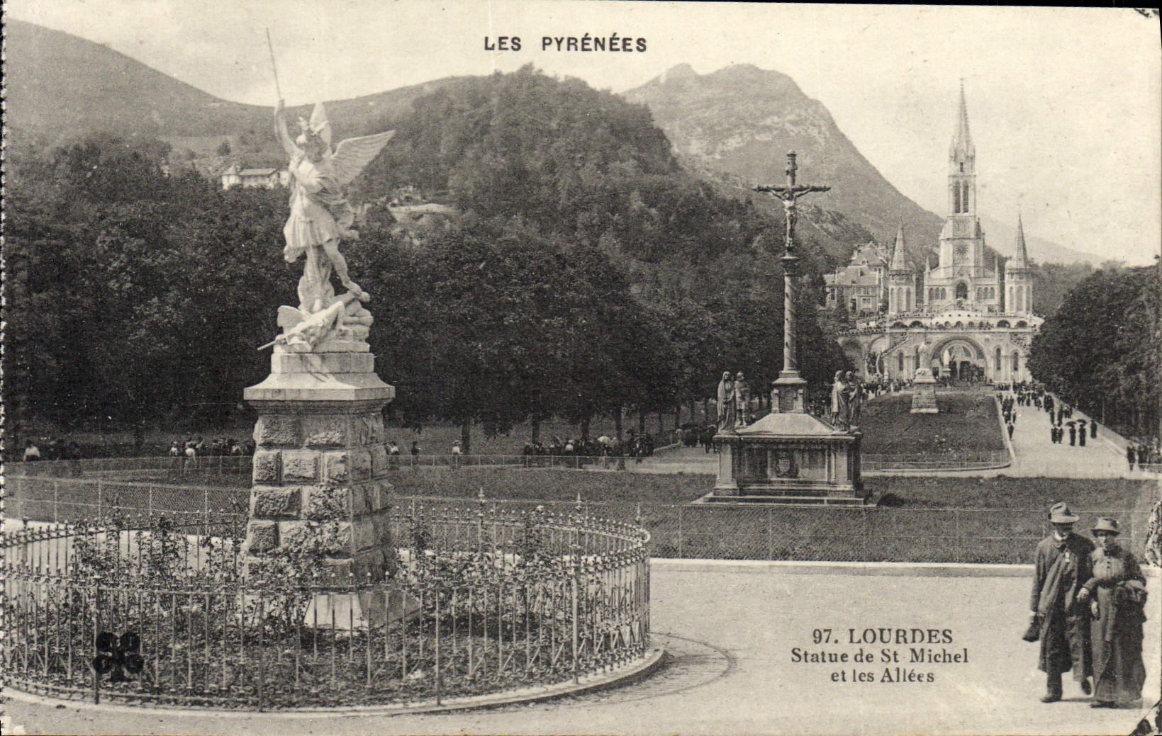 CPA Les Pyrenees Lourdes Statue de St Michel et les Allees