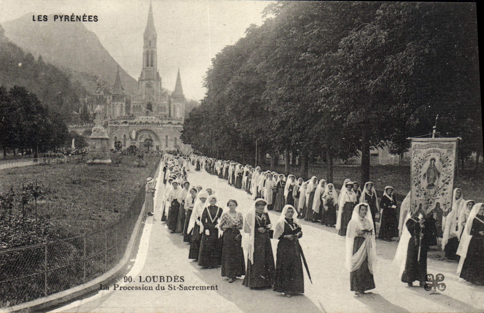 CPA Les Pyrenees Lourdes Procession du St Sacrement 