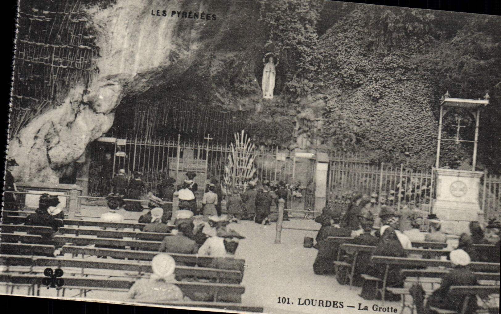 CPA Les Pyrenees Lourdes La Grotte