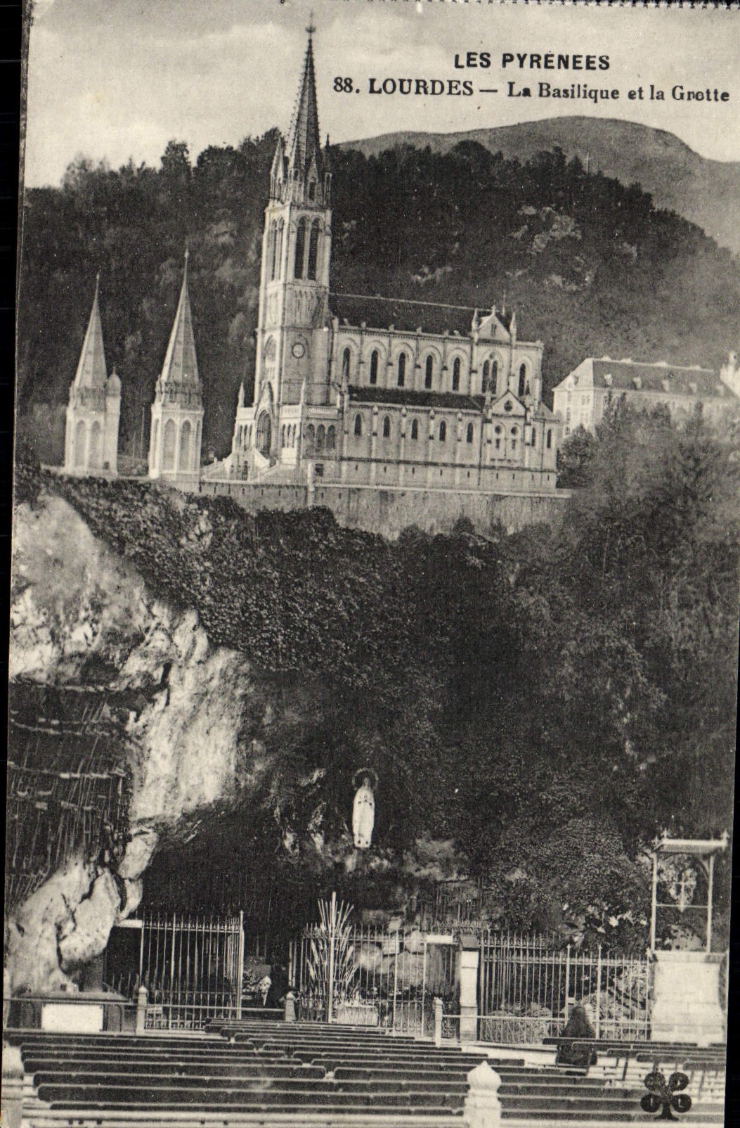 CPA Les Pyrenees Lourdes La Basilique et la Grotte