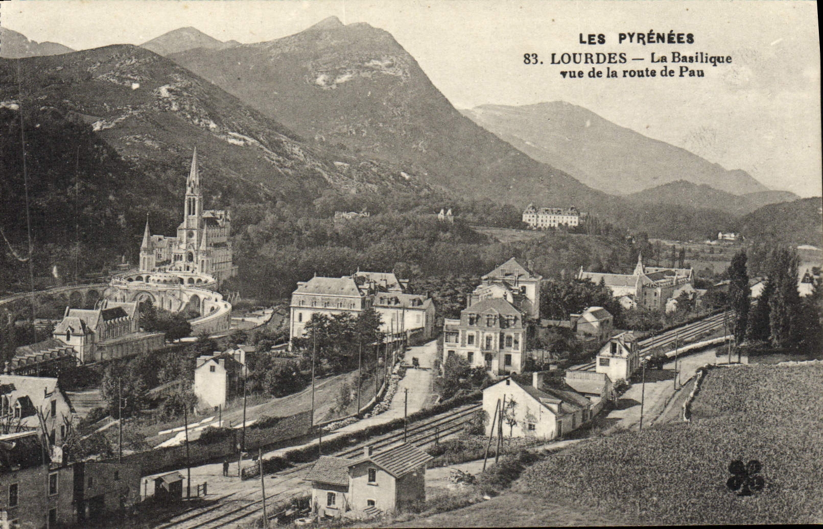 CPA Les Pyrenees Lourdes La Basilique vue de la route de Pau