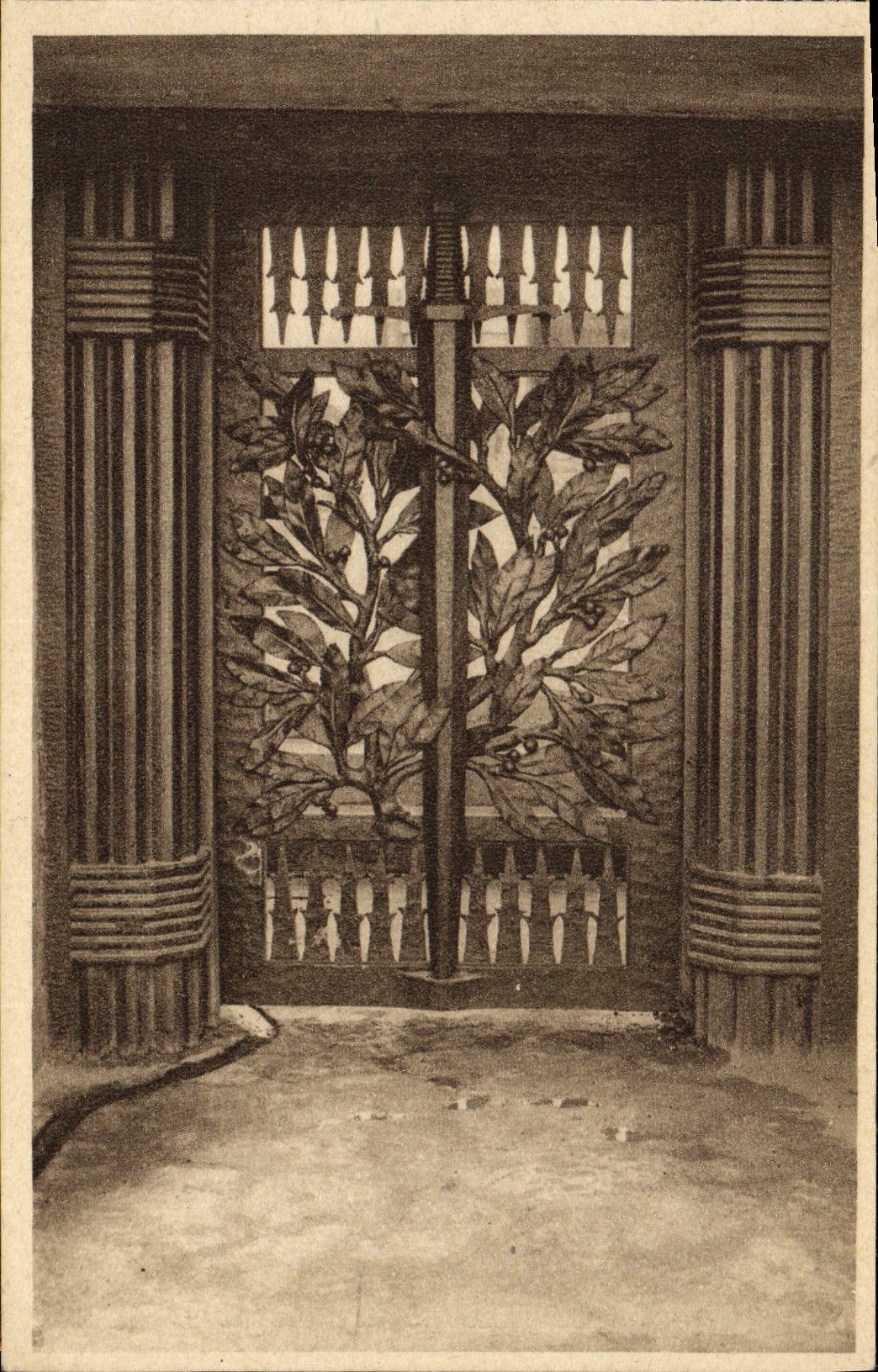 Douaumont — Monument de la Tranchée des Baïonnettes — Porte d'entrée en fer forgé — Édition du Comité de l'Ossuaire, Nancy