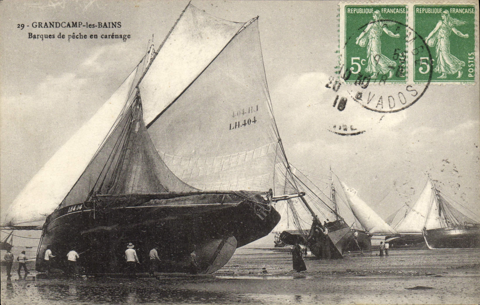 Grandcamp-les-Bains — Barques de pêche en carénage — A. Dubosq, édit. (Cavados)