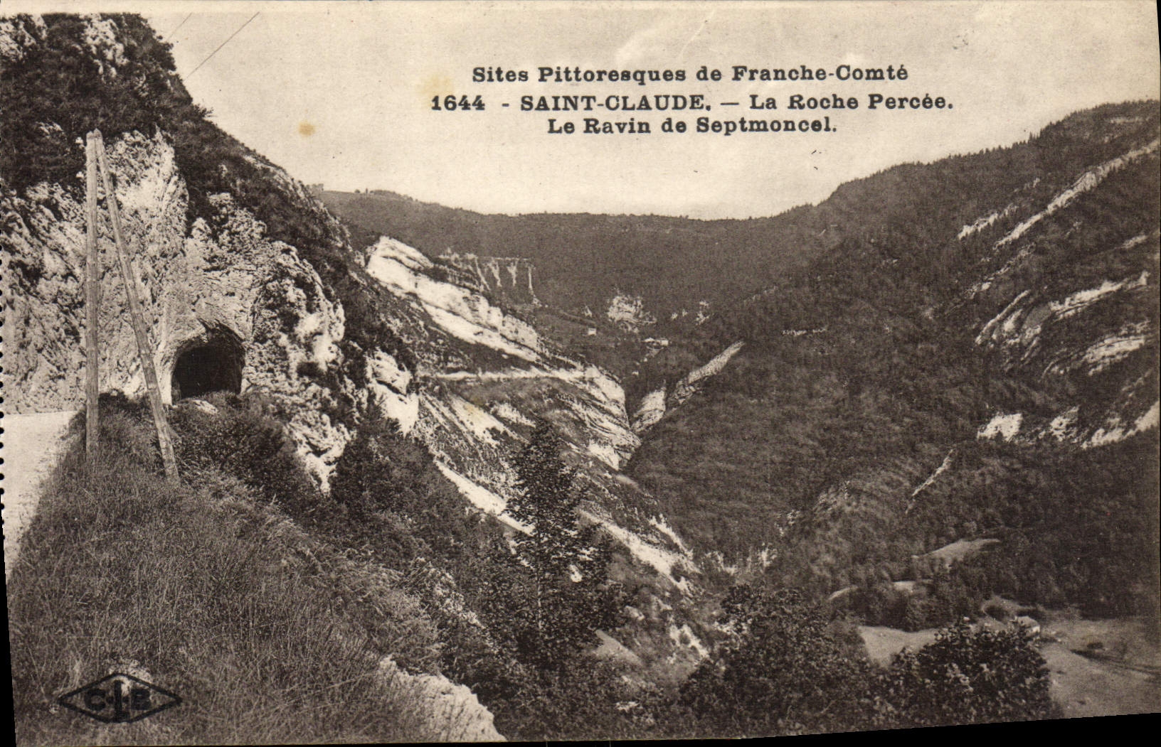 CPA Sites Pittoresques de Franche Comte Saint Claude La roche percee Le ravin de Septmoncel