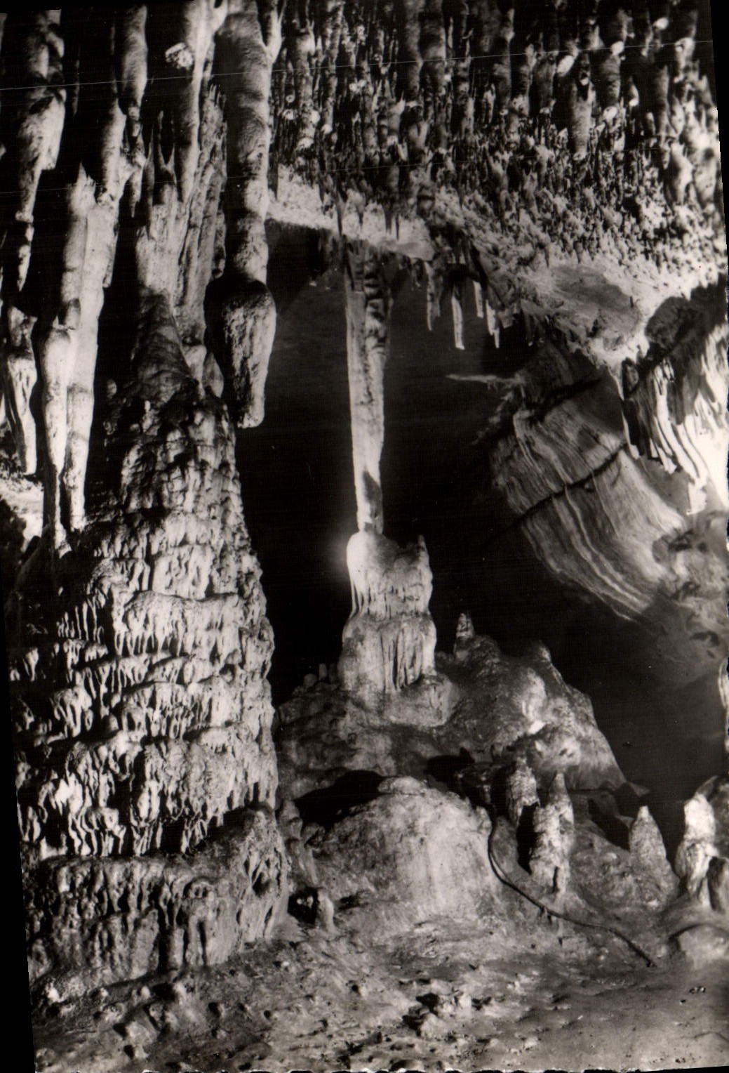 CPM Les Grottes d'Arcy sur Cure Le calvaire vu par derriere