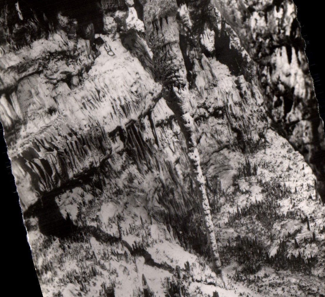 Les Grottes d'Arcy-sur-Cure (Yonne) — Le Cierge Pascal — Photographie A. Jonblin