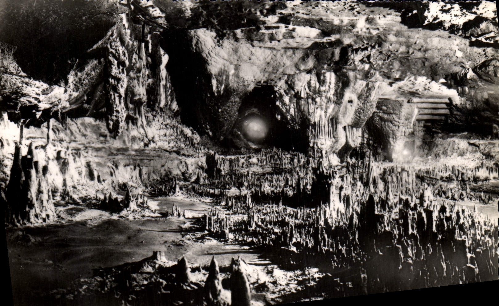 Les Grottes d'Arcy-sur-Cure (Yonne) — La salle de la Vierge — Photographie A. Joublin