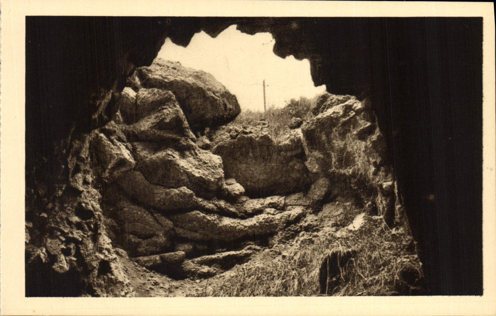CPA Fort de Douaumont Lieu de L'explosion d'un Obus de 400 francais Militaria