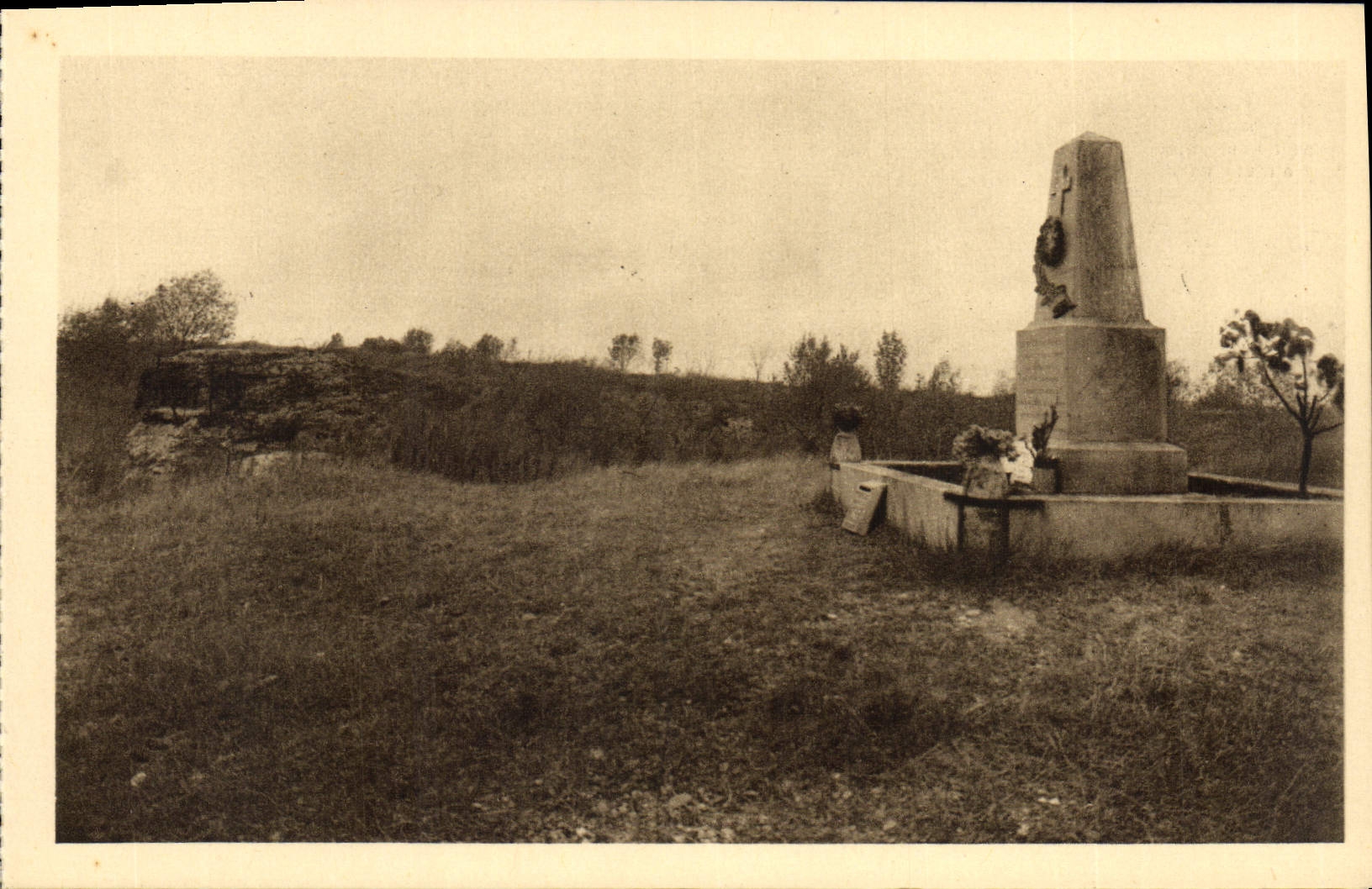 CPA Fort de Douaumont Monument du 74eme Bataillon Militaria