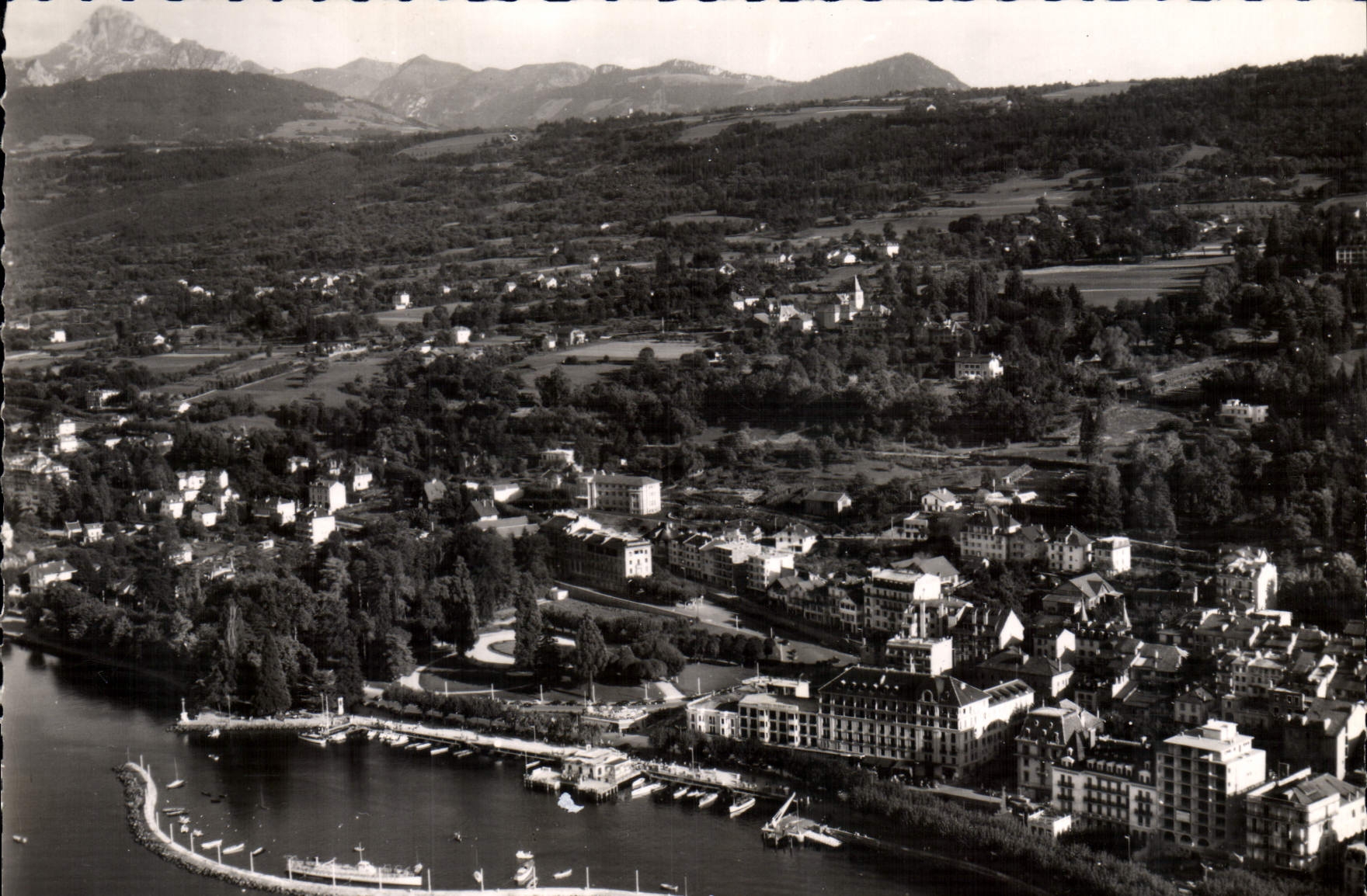 CPM Evian Les Bains Vue aerienne le Port les Hotels et la Dent d'Oche