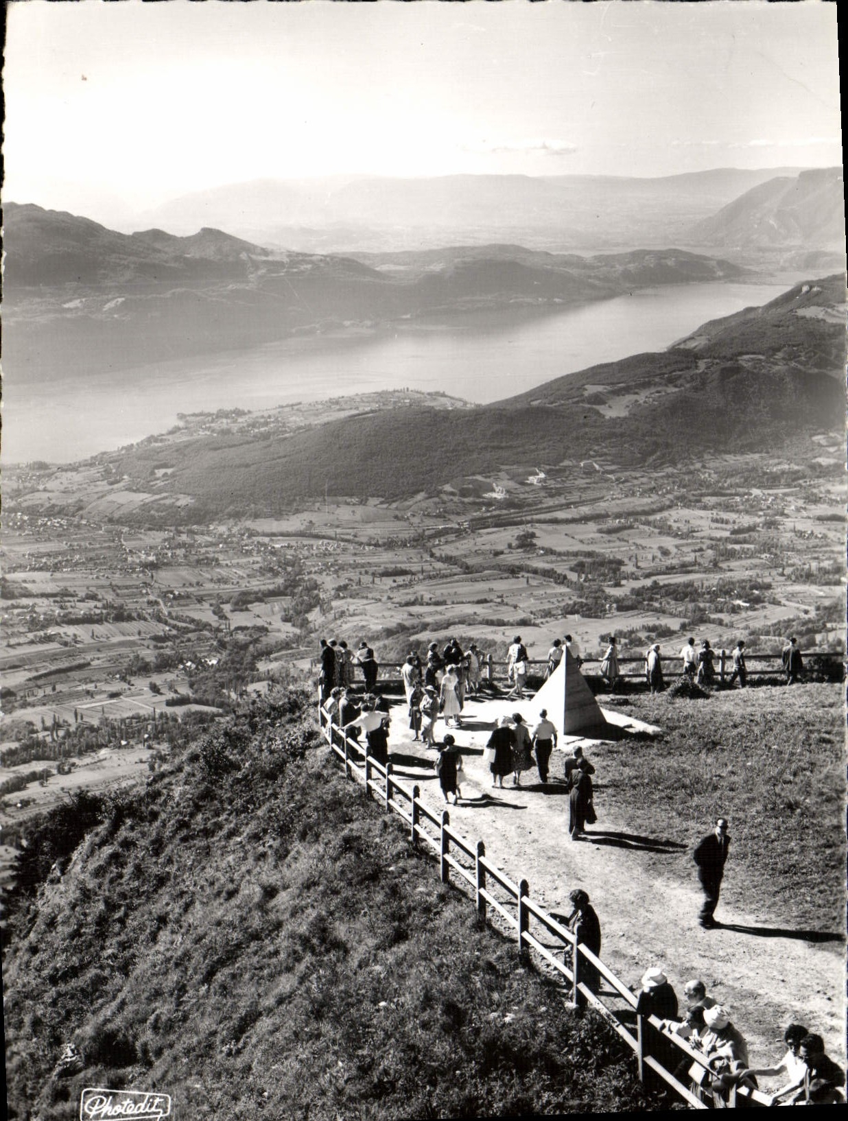 CPM Sourire des Alpes de Savoie Le Revard Panorama sur le Lac du Bourget Le Belvedere et le monument des Aixois 