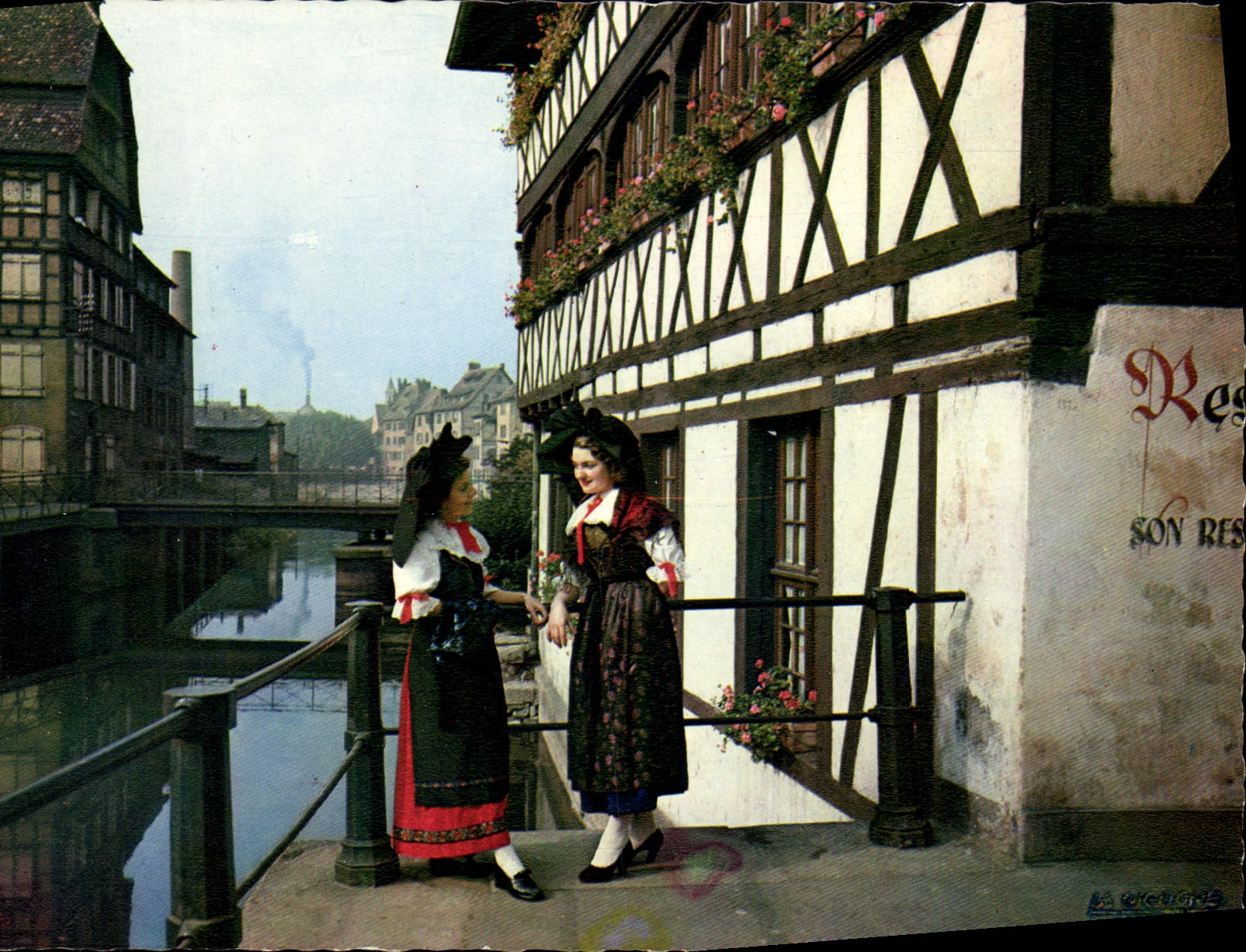 CPM L'Alsase Pittoresque Alsaciennes la Petite Francce A Strasbourg Folklore