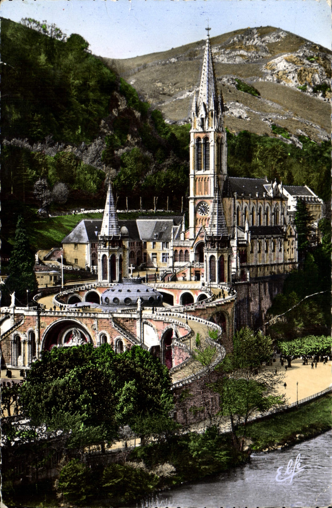 CPM Lourdes Vue Plongeante sur la Basilique