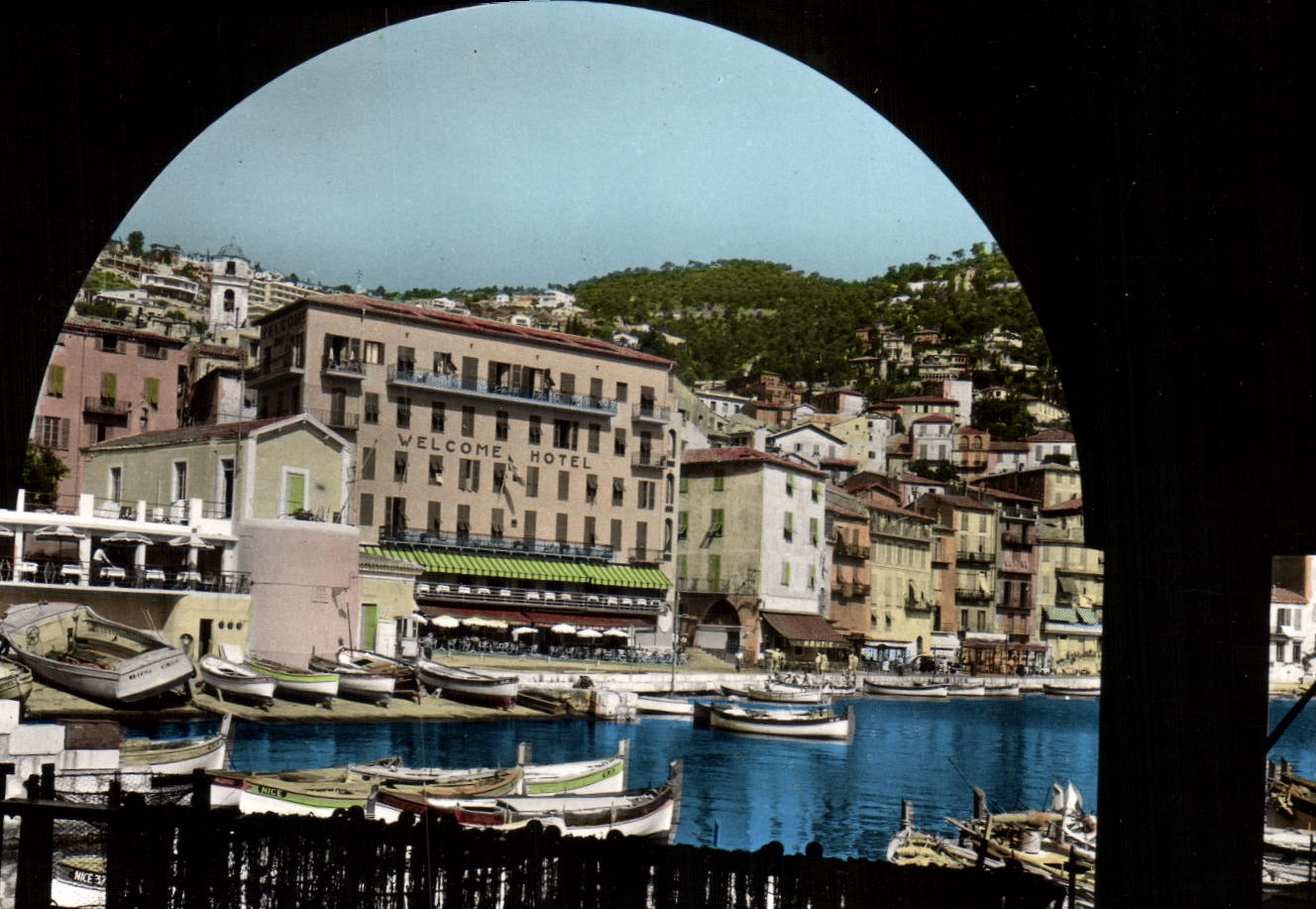 CPM Cote D'Azur Villefranche Sur Mer Echappee sur le port et les quais