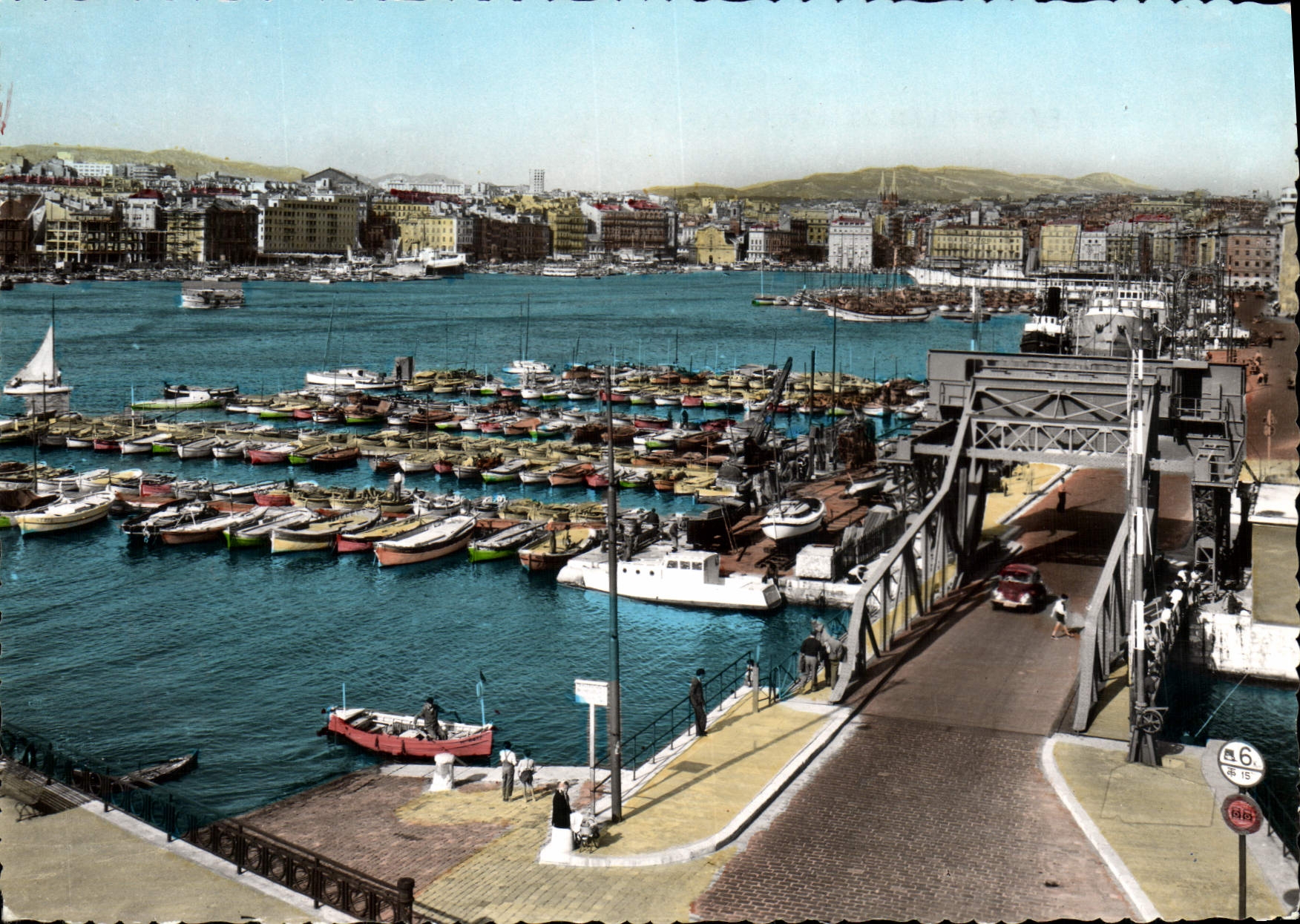 CPM La Carrefour de Monde Marseille vue Generale du Vieux Port Bateaux
