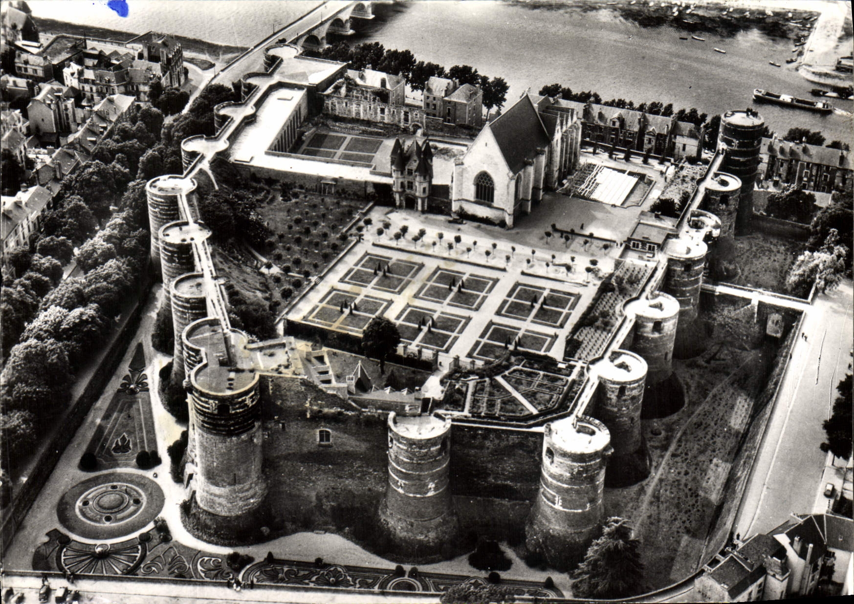 CPM Angers Le Chateau du Roi Rene La Galerie de l'Apocalypse Le chatelet et la chapelle
