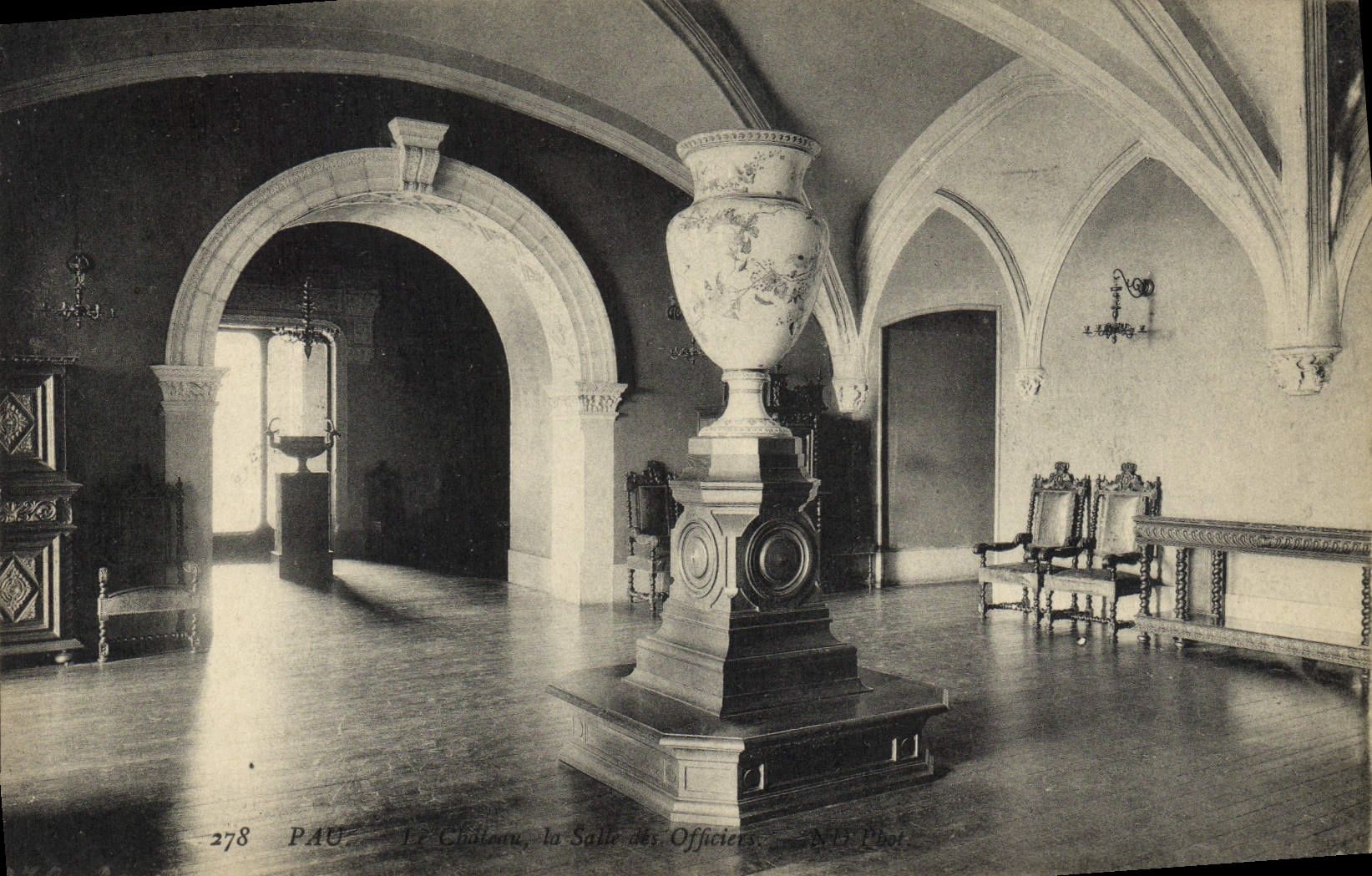 Pau — Le Château, la Salle des Officiers — D. D. Phot.