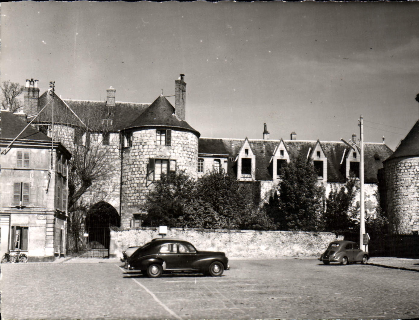 CPM Dourdan Le Chateau Fort Le Porche d'enfree Automobile