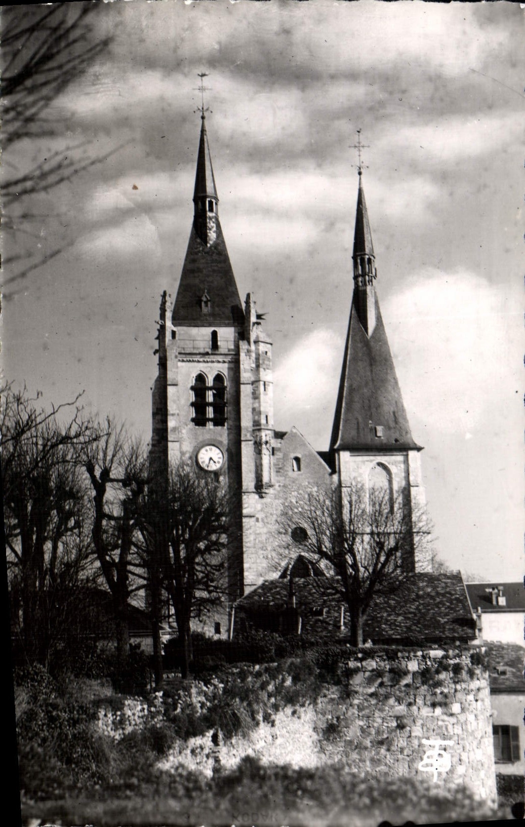 CPM Dourdan L'Eglise Saint Germain vue des Remparts