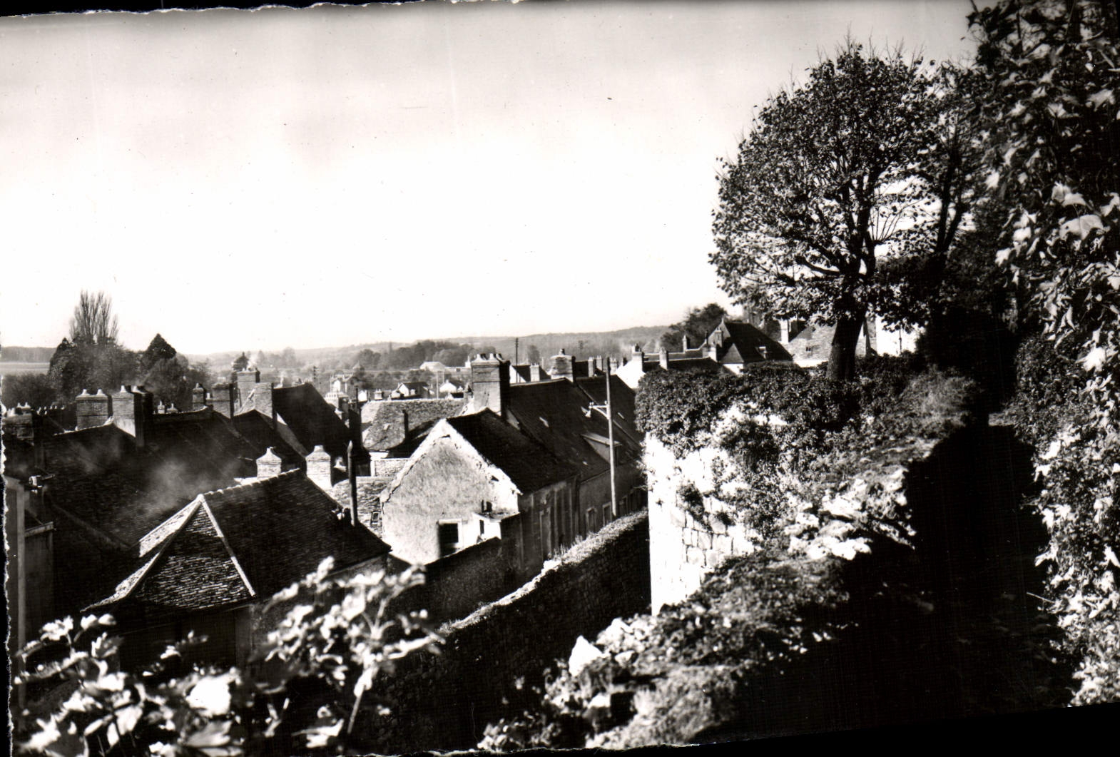 Dourdan (S.-et-O.) — Courline sud du Château, Vue sur la ville basse — B. Du Bouthilay, Paris-XVIIIe