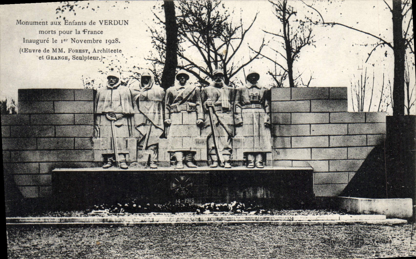 Monument aux Enfants de Verdun — Inauguré le 1er Novembre 1928 — œuvre de MM. Forest, Architecte et Grange, Sculpteur