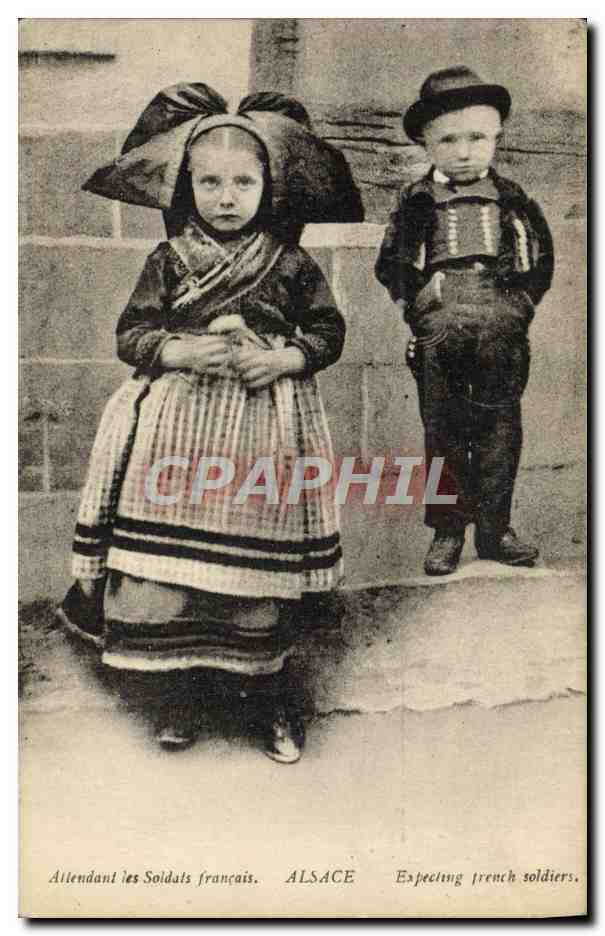 CPA Attendant les Soldats Francais Alsace Enfants Folklore 