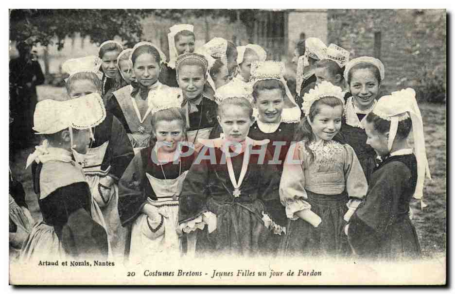CPA Costumes Bretons Jeunes Filles un jour de Pardon Folklore 