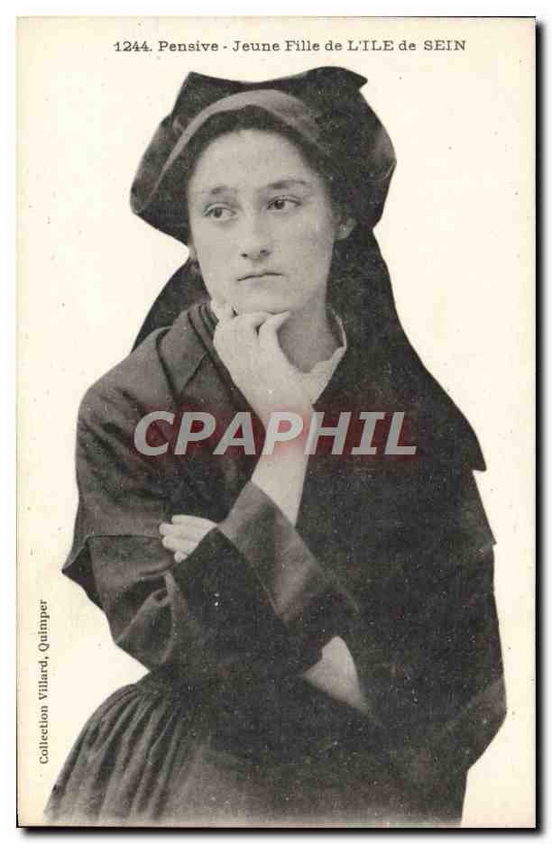 CPA Pensive Jeune Fille de L'Ile de Sein Folklore 