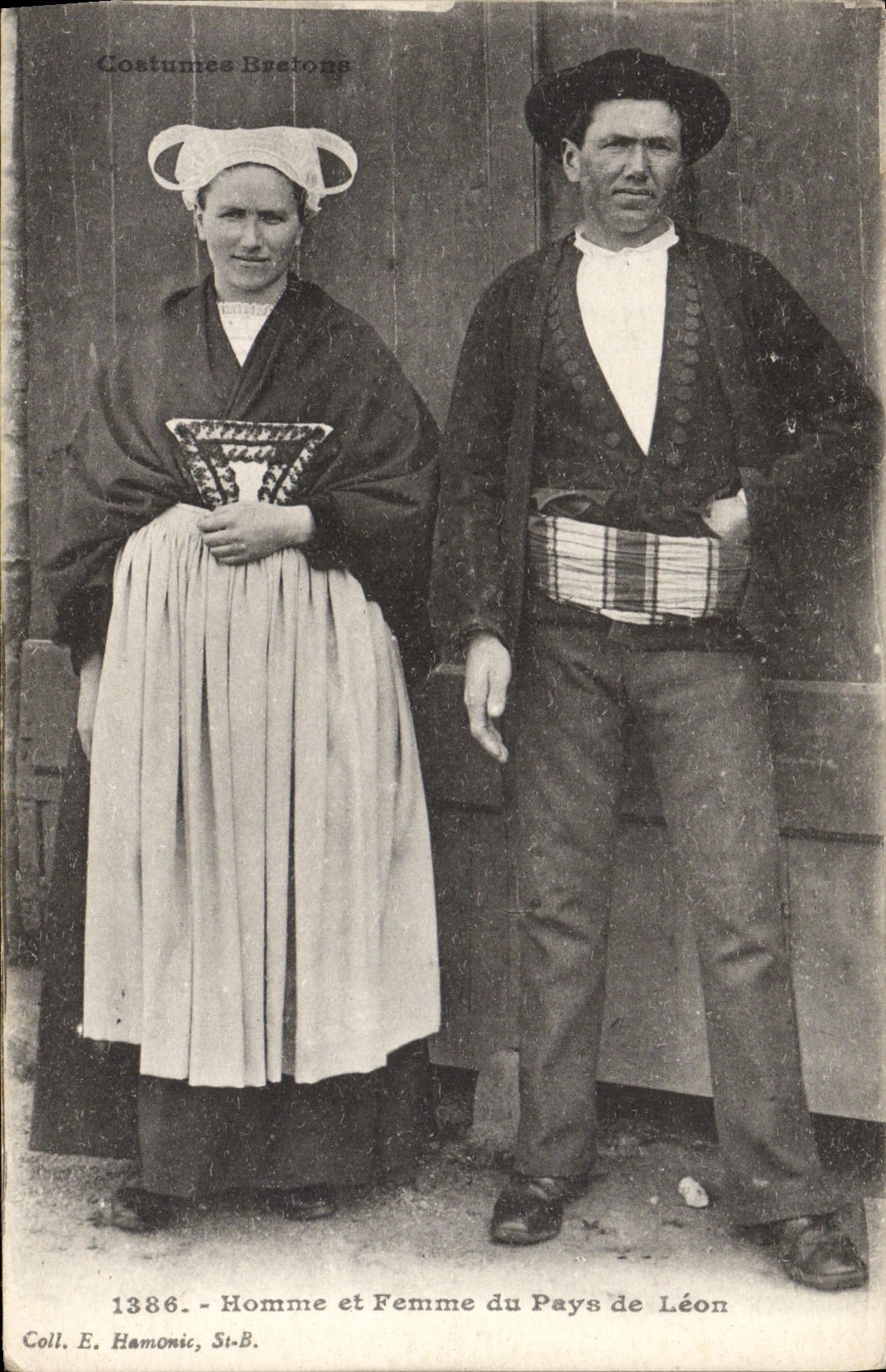CPA Homme et Femme du Pays de Leon Folklore 