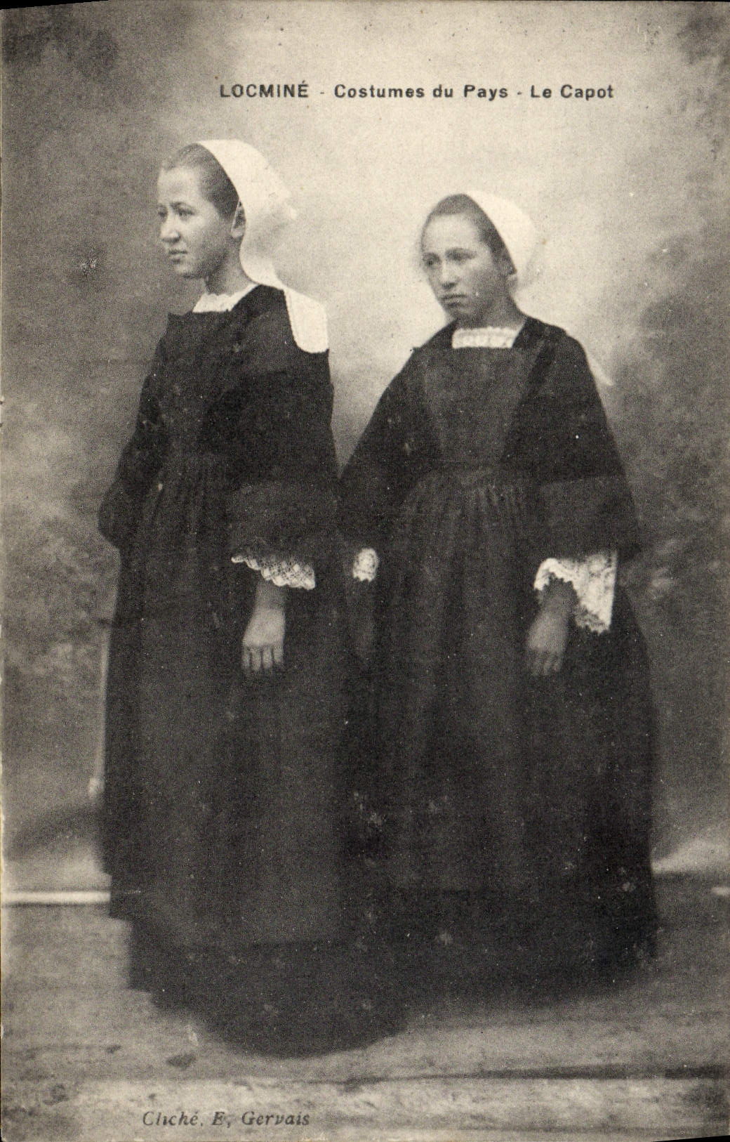 CPA Locmine Costumes du Pays Le Capot Folklore 
